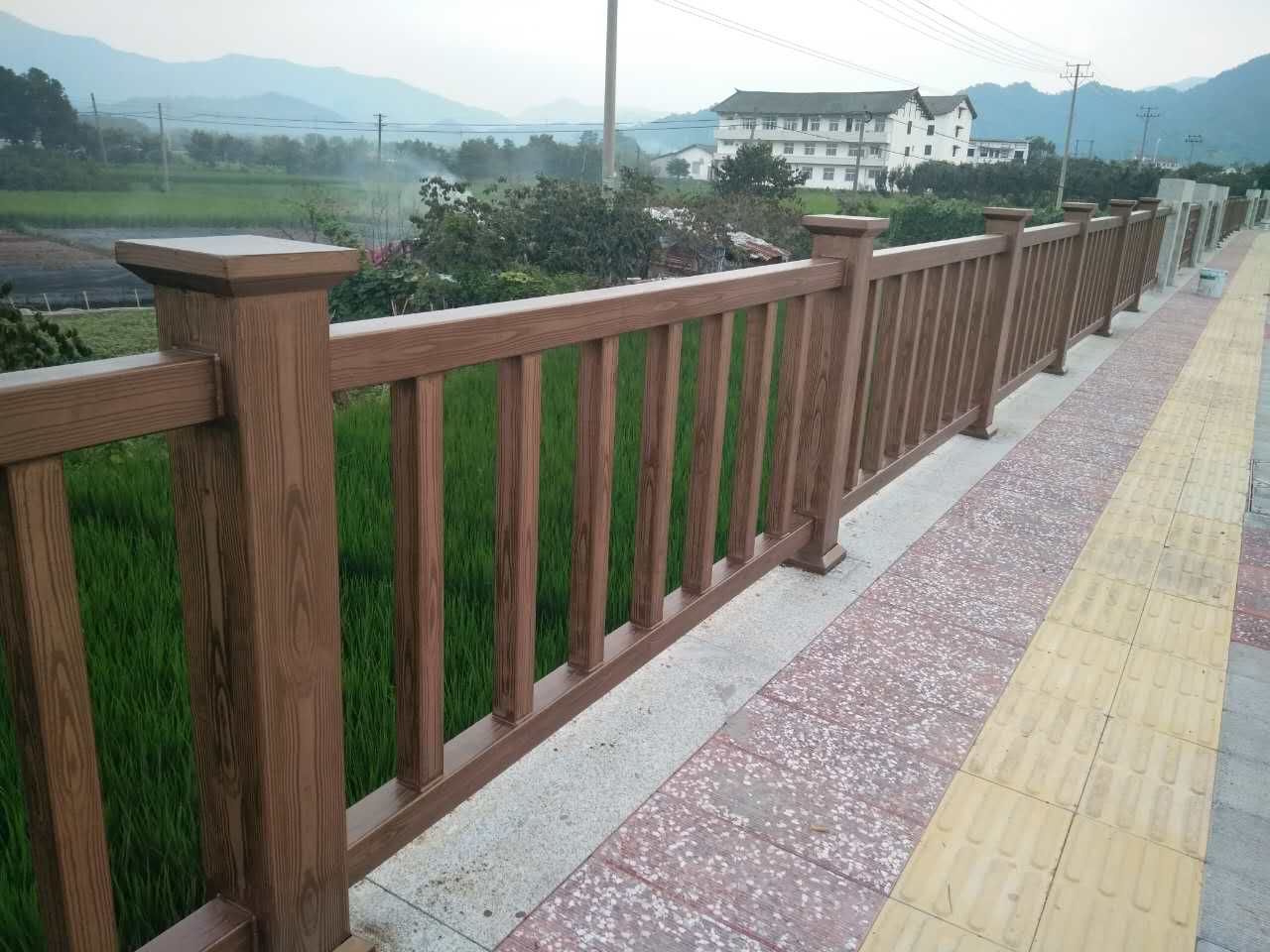 西藏混凝土护栏仿木纹项目