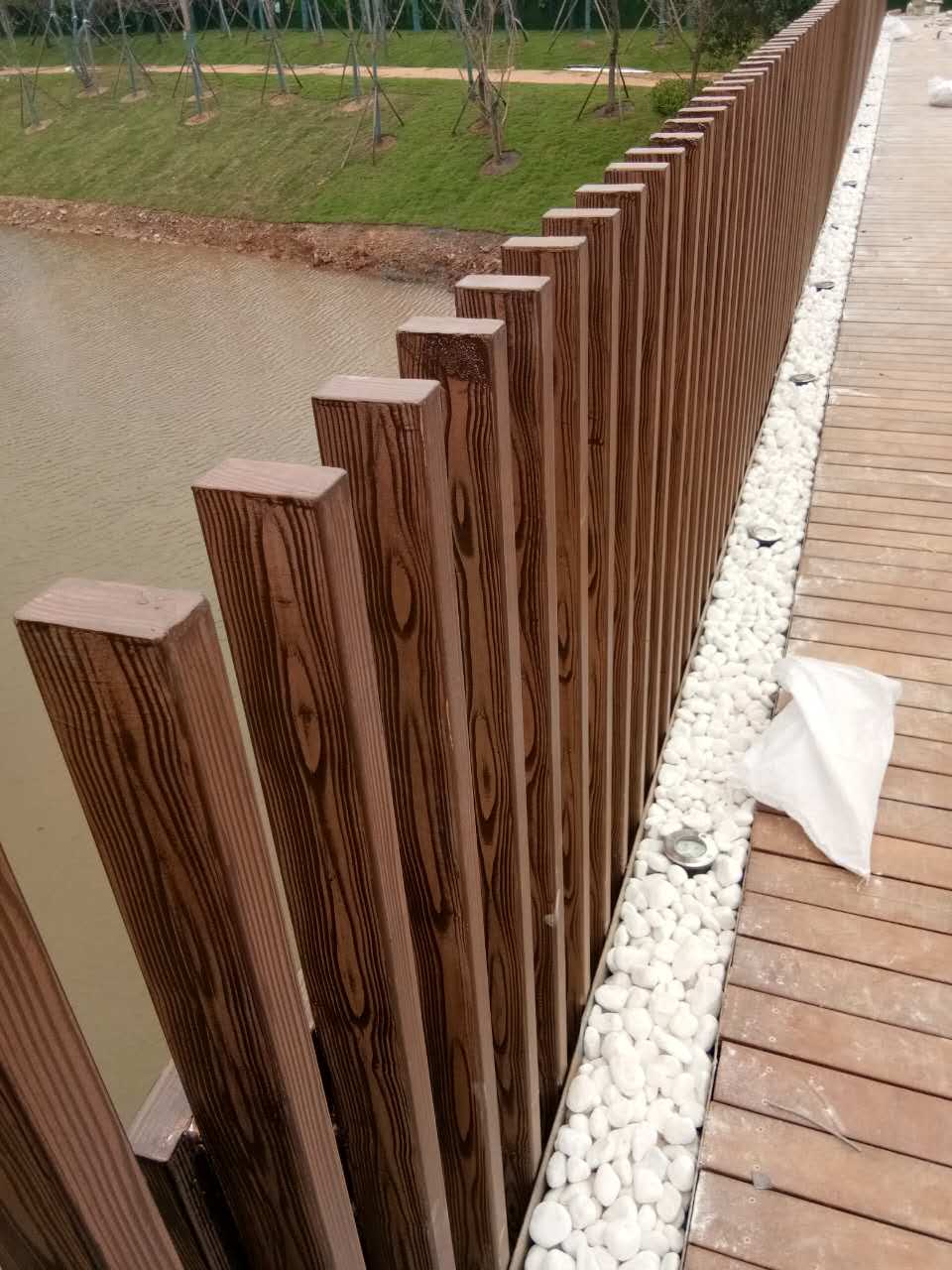 西藏钢管护栏木纹漆施工项目